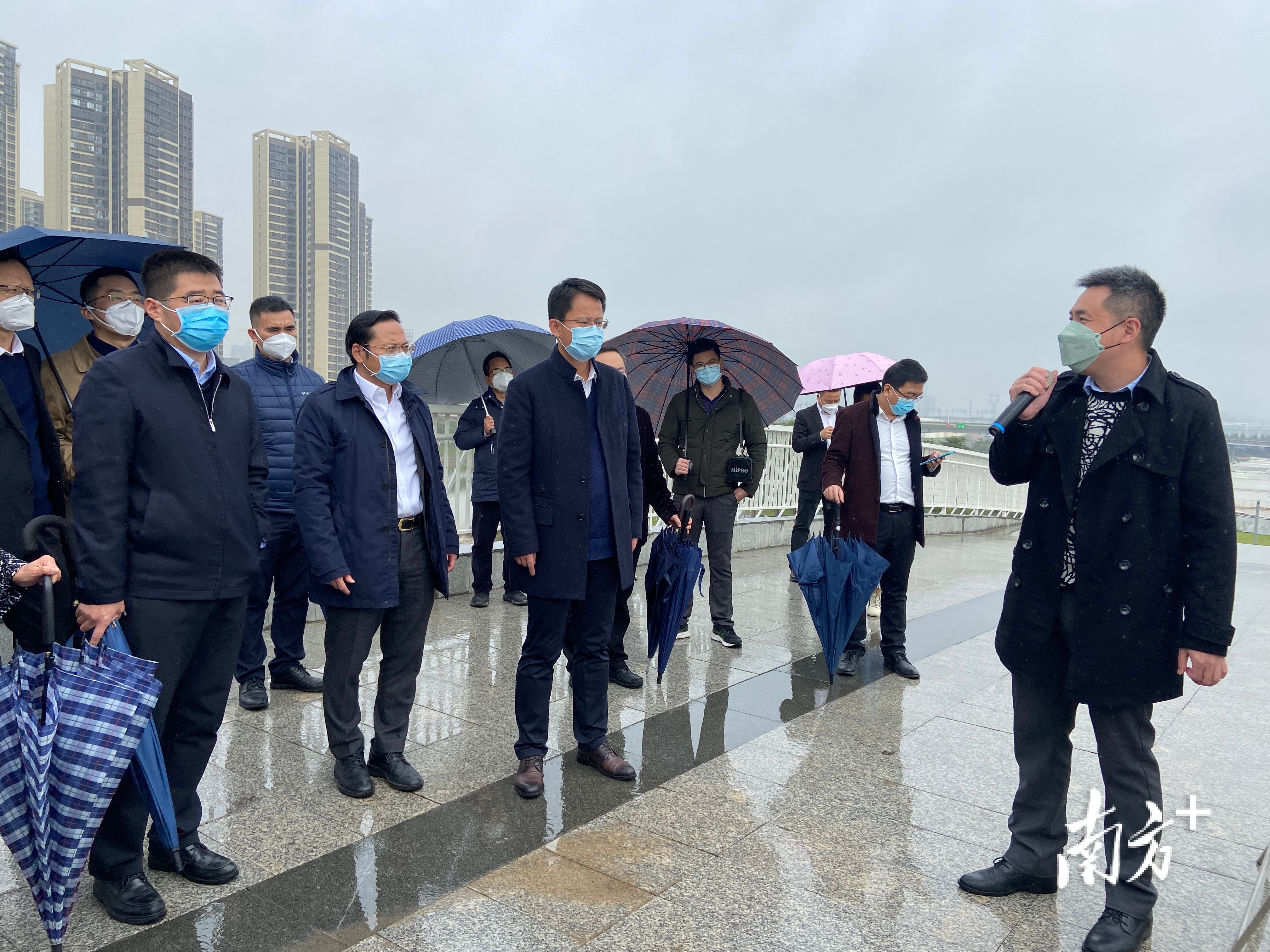 与会人员在文翰湖畔实地参观。陈梦 摄