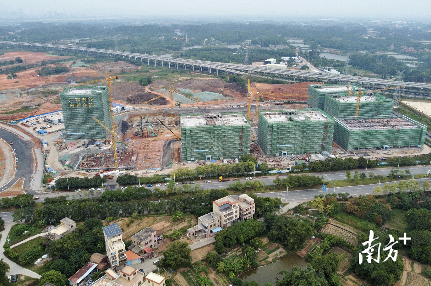 不到一年时间,云东海生物医药产业园实现“从0到1”的突破式发展。园区内,广东医谷一期项目七栋标准厂房已经顺利封顶。三水区委宣传部供图 不到一年时间,云东海生物医药产业园实现“从0到1”的突破式发展。园区内,广东医谷一期项目七栋标准厂房已经顺利封顶。三水区委宣传部供图