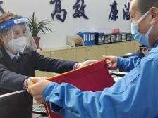 群众致谢送锦旗，南沙榄核社保服务暖人心