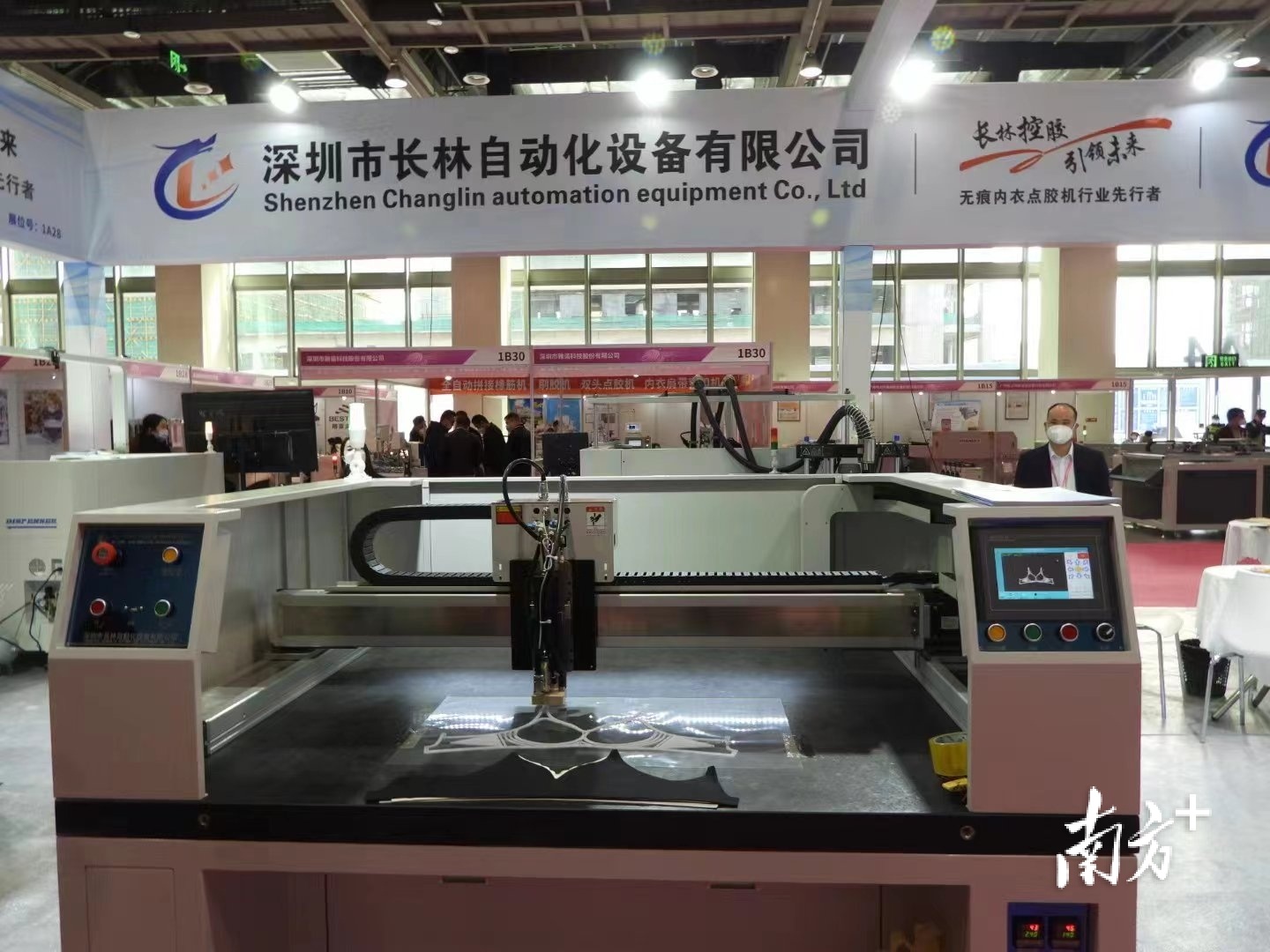 深圳市长林自动化设备有限公司的无痕内衣点胶机设备。 南方+ 肖莎莎 拍摄