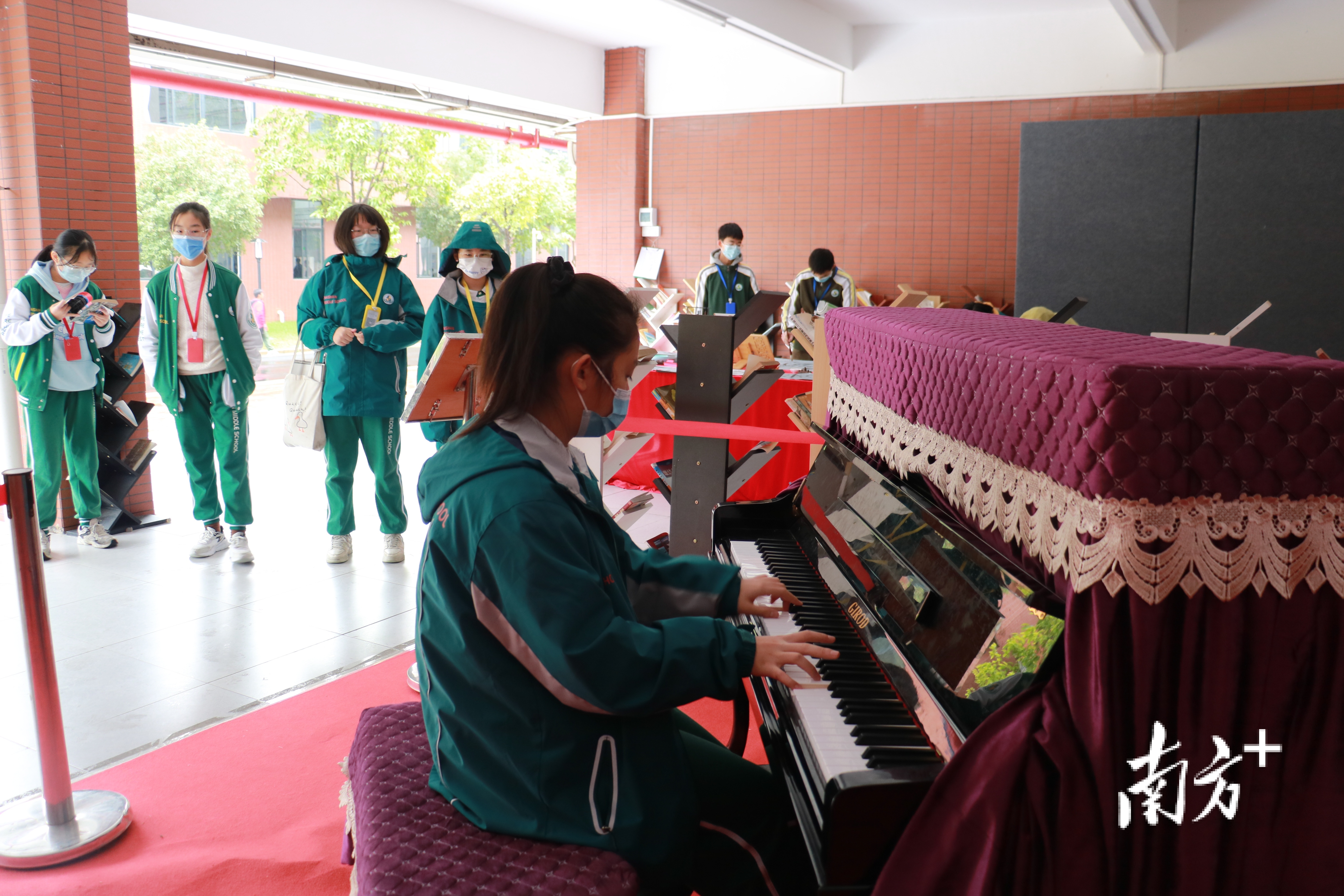 茶山中学“茶菁青春SHOW”,为学子才艺展示提供平台。 茶山中学“茶菁青春SHOW”,为学子才艺展示提供平台。