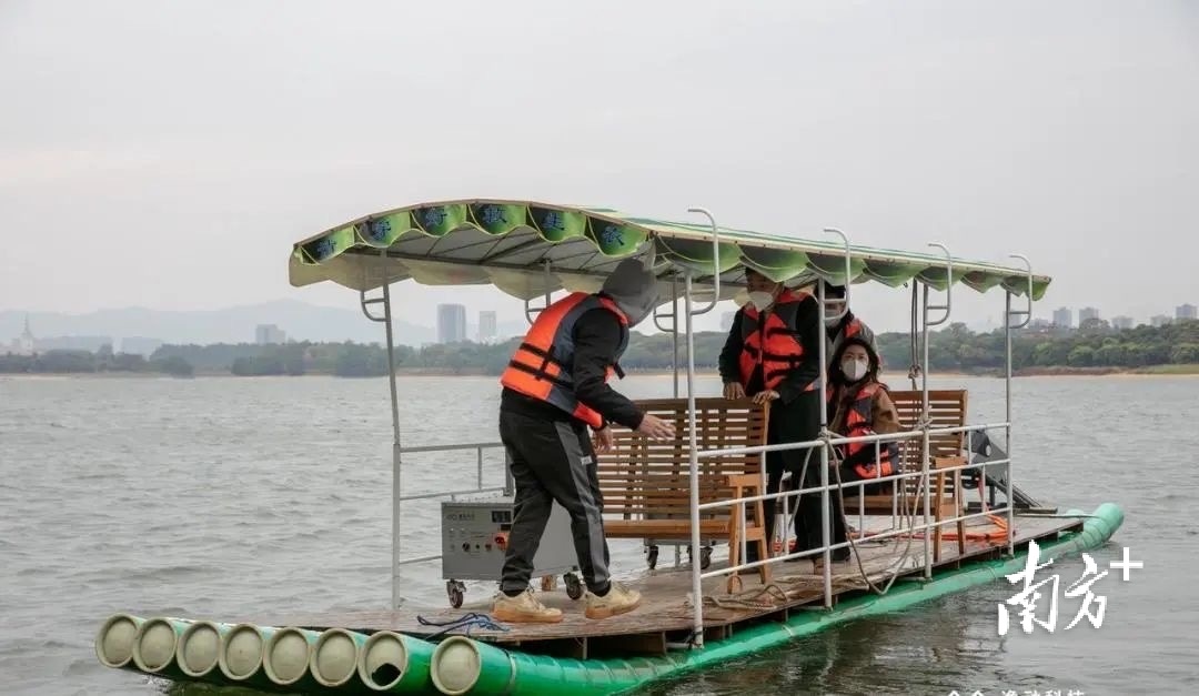 嘉宾在松山湖水上测试基地实地体验逸动科技产品。 嘉宾在松山湖水上测试基地实地体验逸动科技产品。