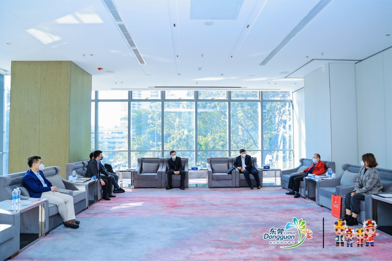 12月21日,以“莞深协同·产业联动”为主题的2022东莞市樟木头镇(深圳)招商推介会在深圳湾万丽酒店举行。