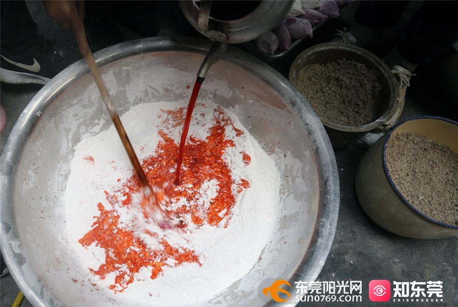 ▲将苏木水和碱水一起混合入糯米粉,粉团就会变成粉红色。 ▲将苏木水和碱水一起混合入糯米粉,粉团就会变成粉红色。