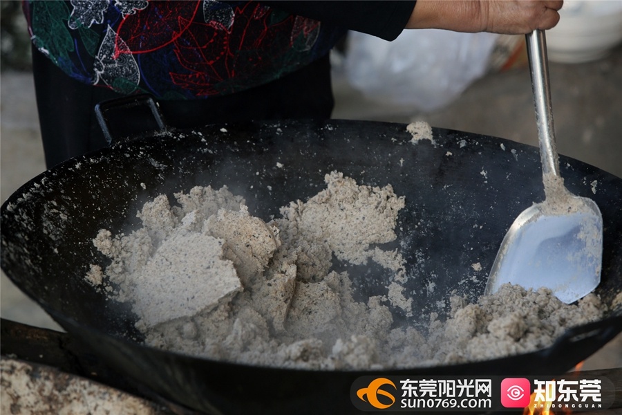 ▲在水分越来越少的时候要勤搅拌,防止糊锅 ▲在水分越来越少的时候要勤搅拌,防止糊锅