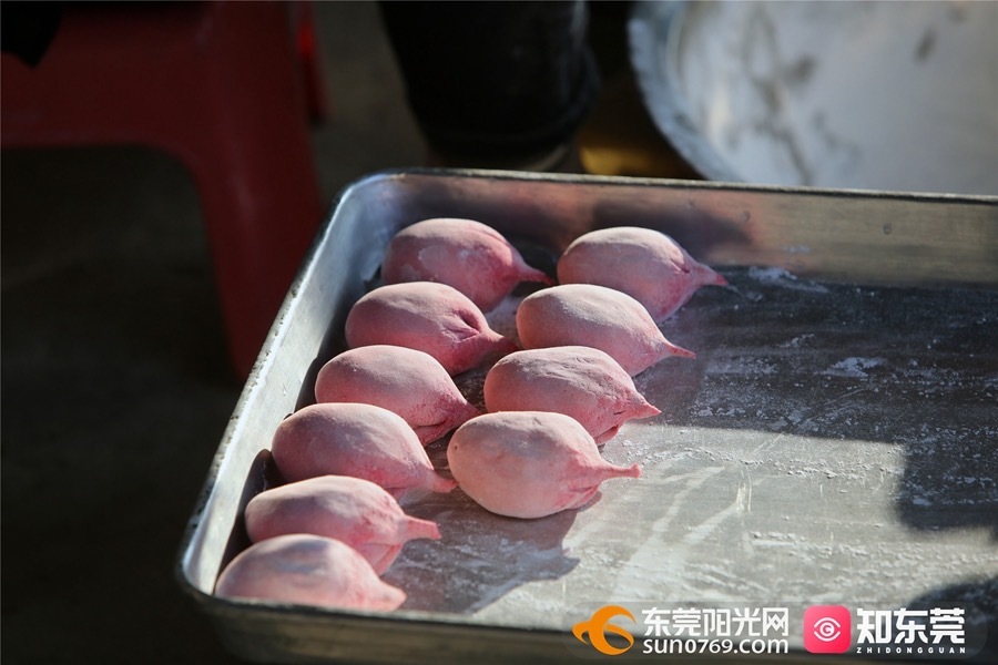 ▲捏好的冬团,外形似水滴状。 ▲捏好的冬团,外形似水滴状。