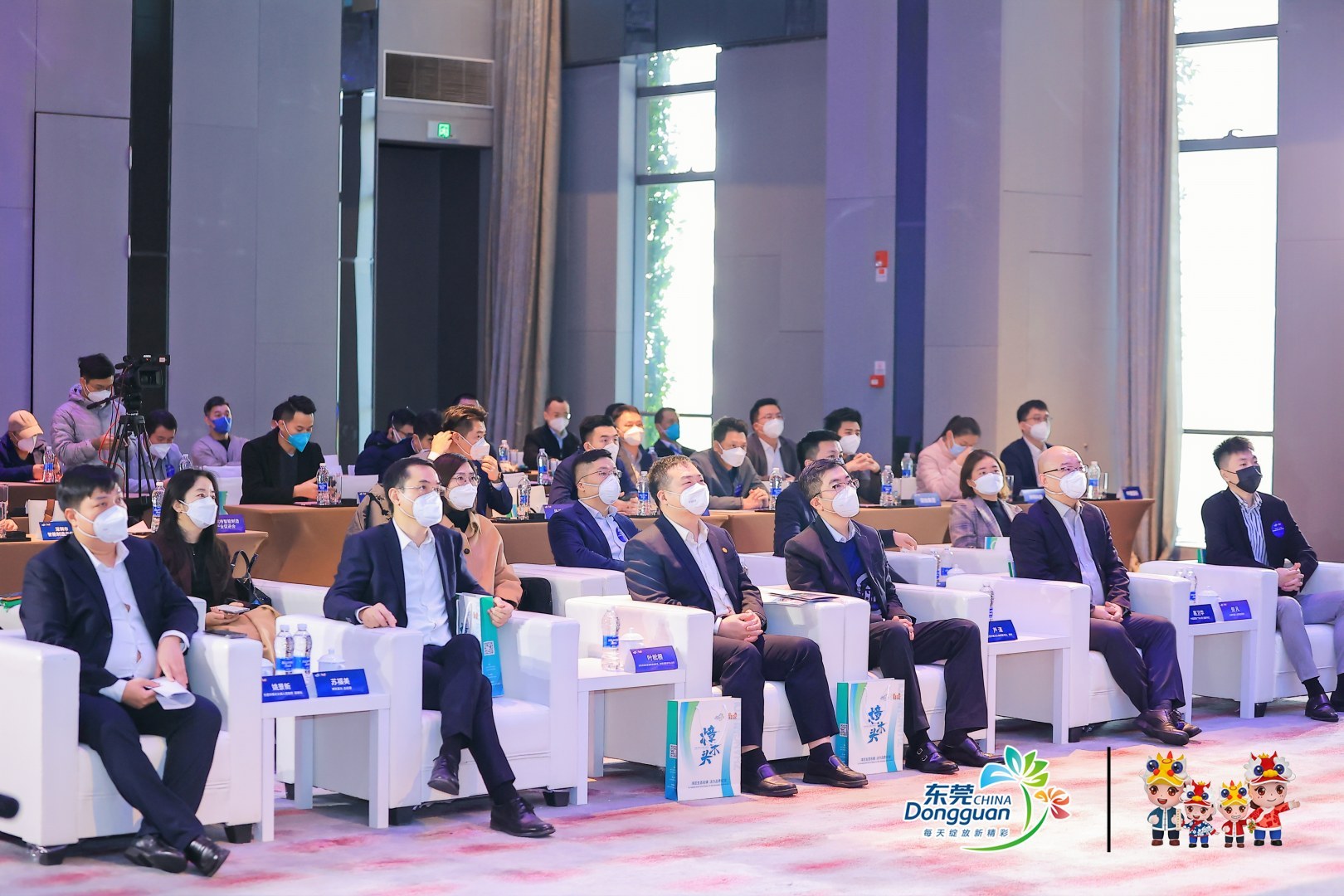 12月21日,以“莞深协同·产业联动”为主题的2022东莞市樟木头镇(深圳)招商推介会在深圳湾万丽酒店举行。