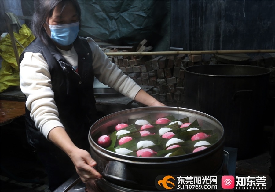 ▲摆放整齐上蒸笼,大火蒸5分钟就可出炉。 ▲摆放整齐上蒸笼,大火蒸5分钟就可出炉。