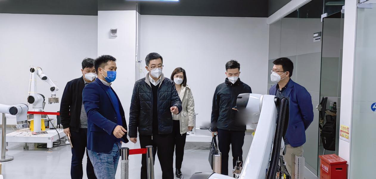 12月21日,以“莞深协同·产业联动”为主题的2022东莞市樟木头镇(深圳)招商推介会在深圳湾万丽酒店举行。