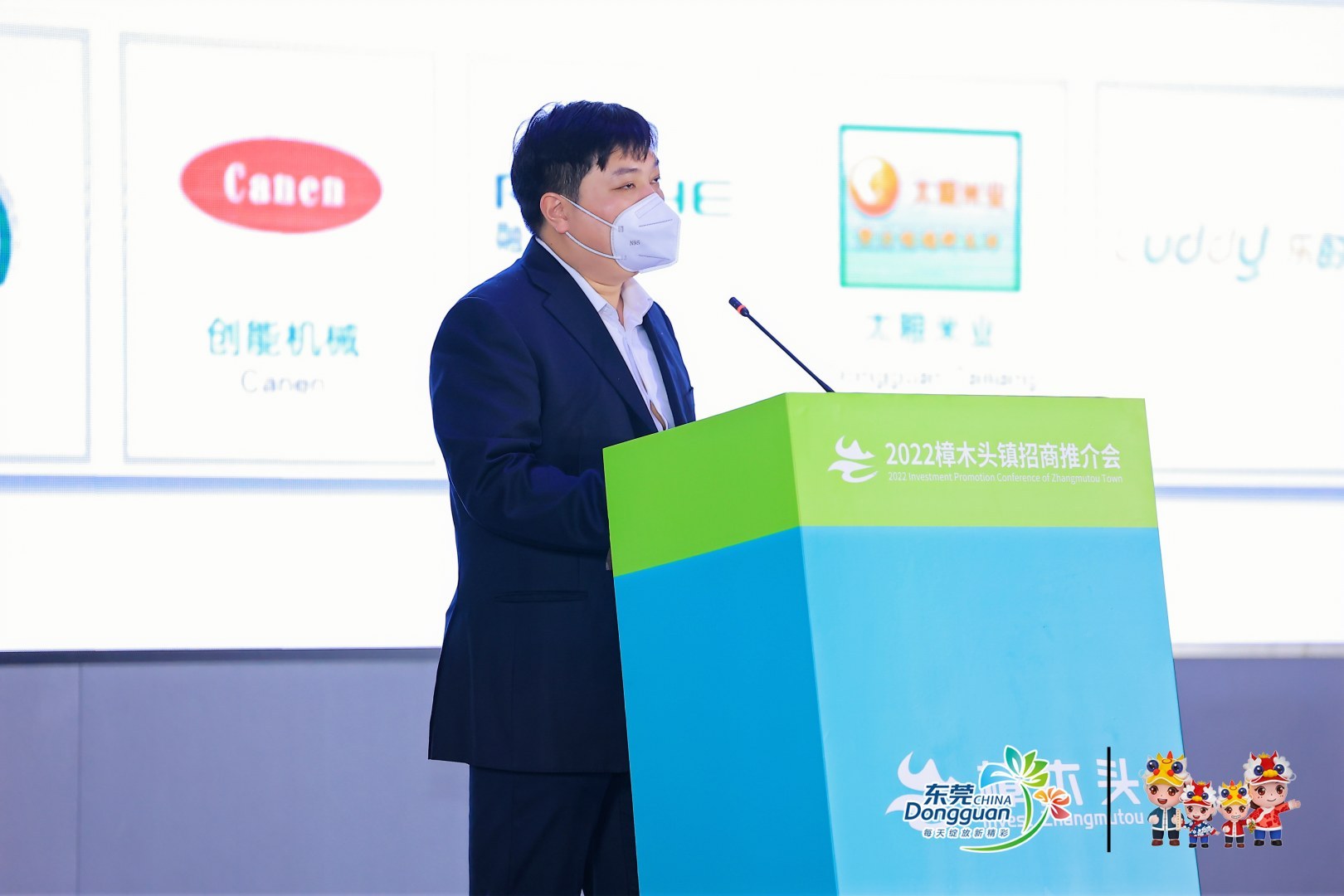 12月21日,以“莞深协同·产业联动”为主题的2022东莞市樟木头镇(深圳)招商推介会在深圳湾万丽酒店举行。