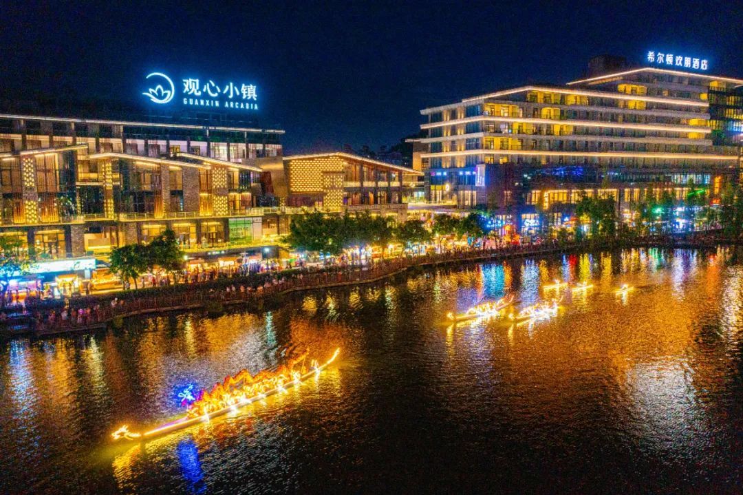 听音湖畔流光溢彩的观心小镇。