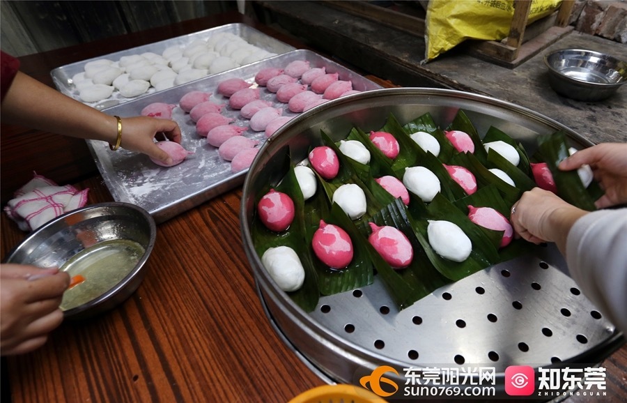 ▲做好的冬团用蕉叶垫底,再抹上花生油。 ▲做好的冬团用蕉叶垫底,再抹上花生油。