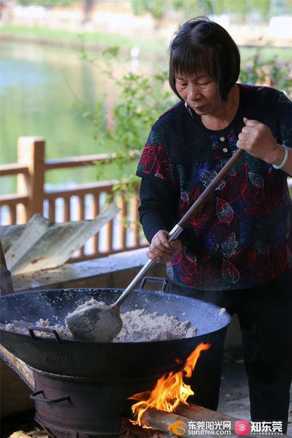 ▲把馅炒好备用 ▲把馅炒好备用