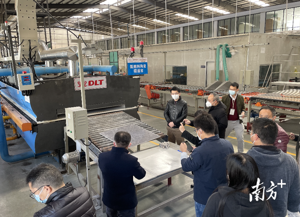 全球首块零碳氨燃料烧制的绿色瓷砖在佛山烧制成功。资料图片 全球首块零碳氨燃料烧制的绿色瓷砖在佛山烧制成功。资料图片