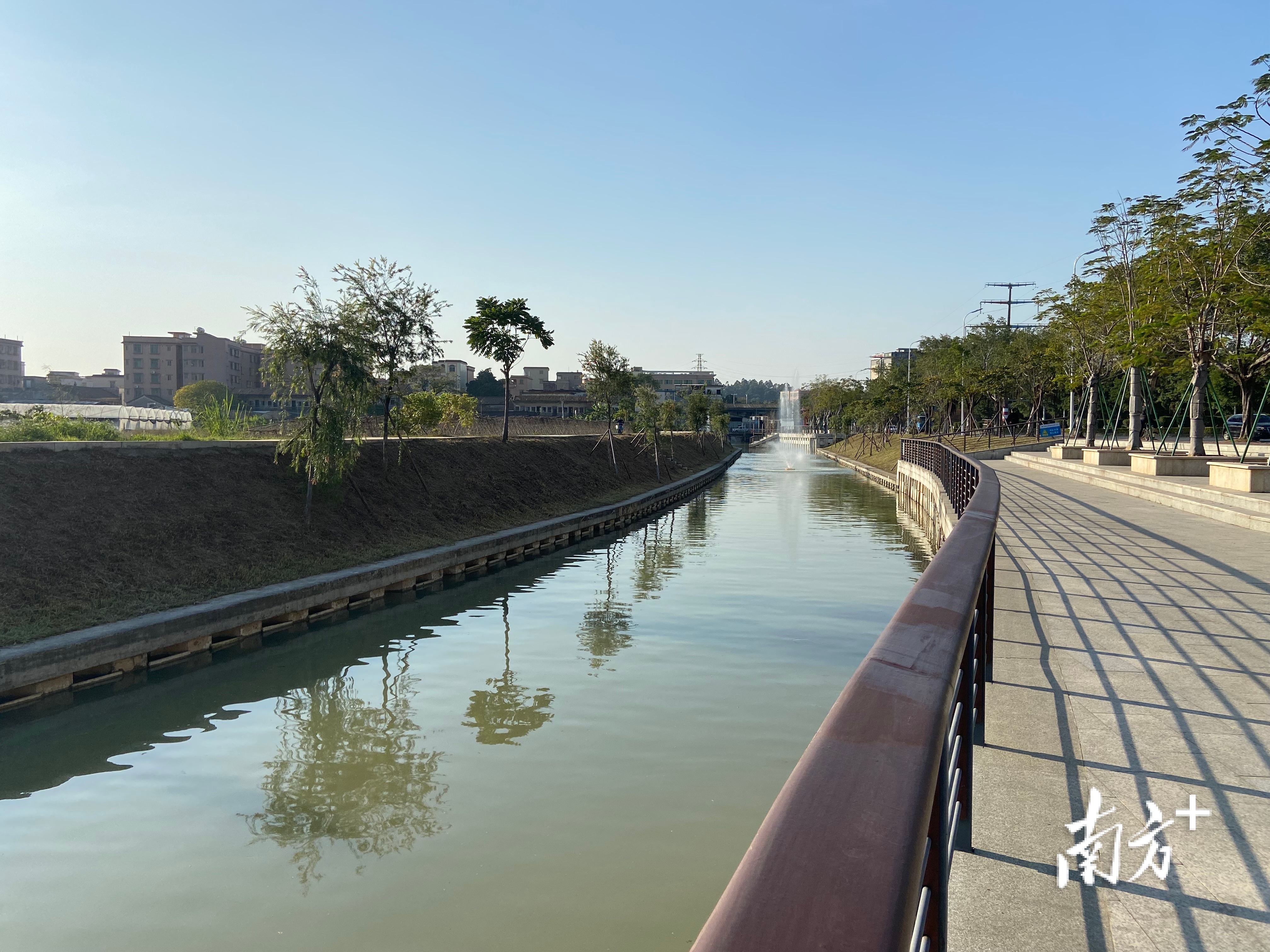 经过整治后，昔日黑臭河涌贤兴涌环境宜人。  南方+ 陈梦 拍摄