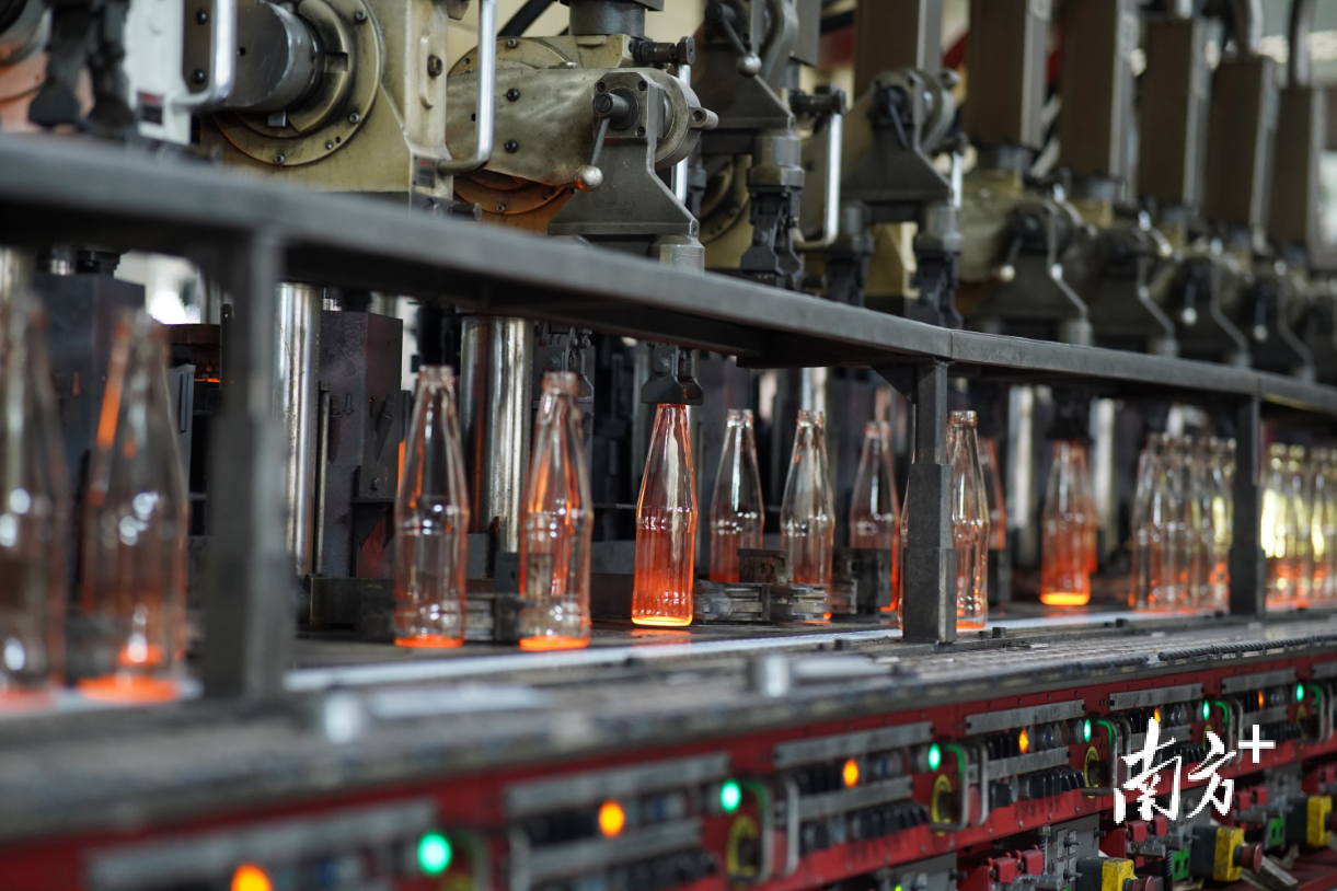 高明有效统筹疫情防控和经济社会发展,制造业企业产值稳健增长。图为佛山华兴玻璃有限公司生产车间。南方日报记者 戴嘉信 摄 高明有效统筹疫情防控和经济社会发展,制造业企业产值稳健增长。图为佛山华兴玻璃有限公司生产车间。南方日报记者 戴嘉信 摄