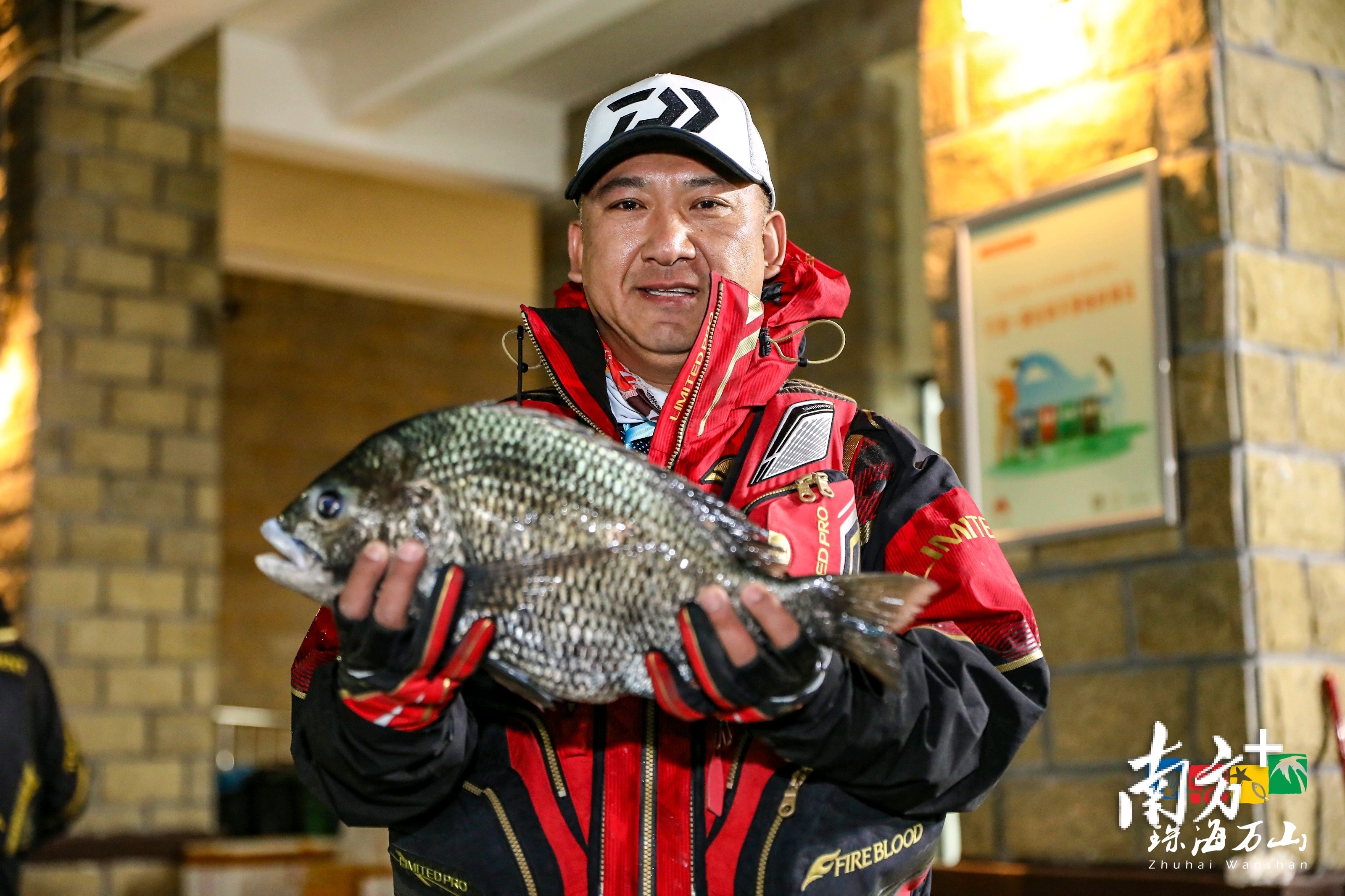 选手举起渔获向众人展示。 选手举起渔获向众人展示。