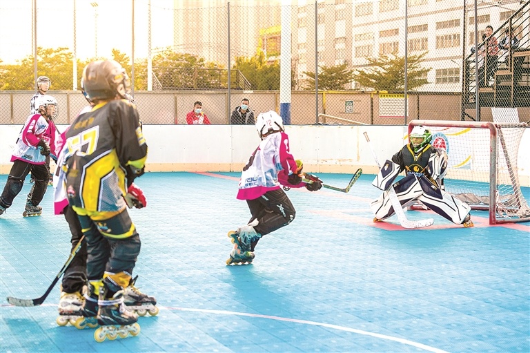 在单排轮滑球比赛中,攻方运动员正在大力挥动球杆射门。 在单排轮滑球比赛中,攻方运动员正在大力挥动球杆射门。