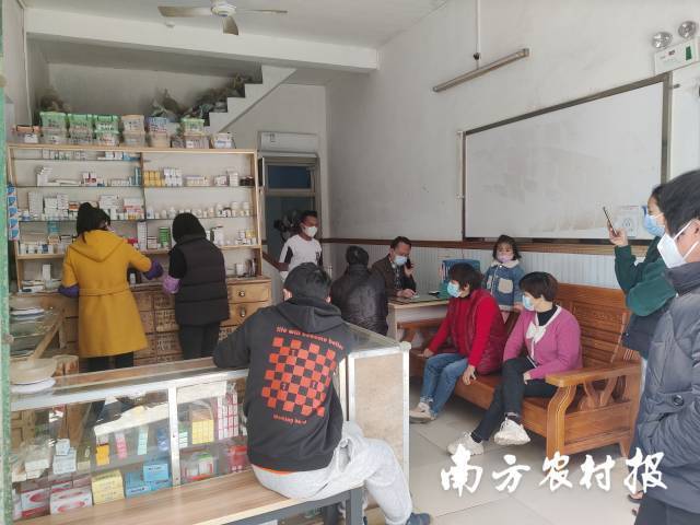 东涌镇一农村诊所内挤满了人，村民正焦急地等待拿药。