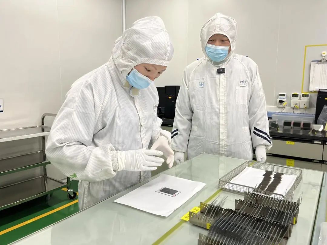 实验室中，工作人员正在查看偏光片情况。图/佛山日报记者黄妙哲摄