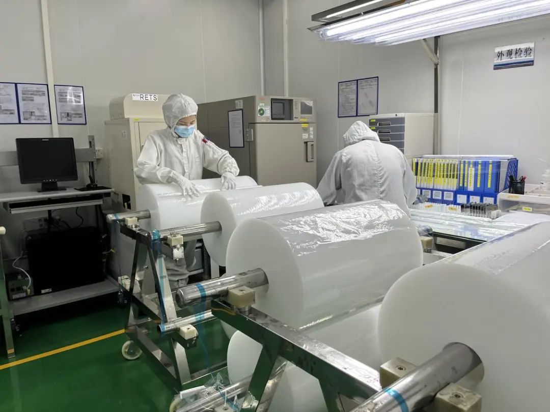 工作人员正在查验原材料情况。图/佛山日报记者黄妙哲