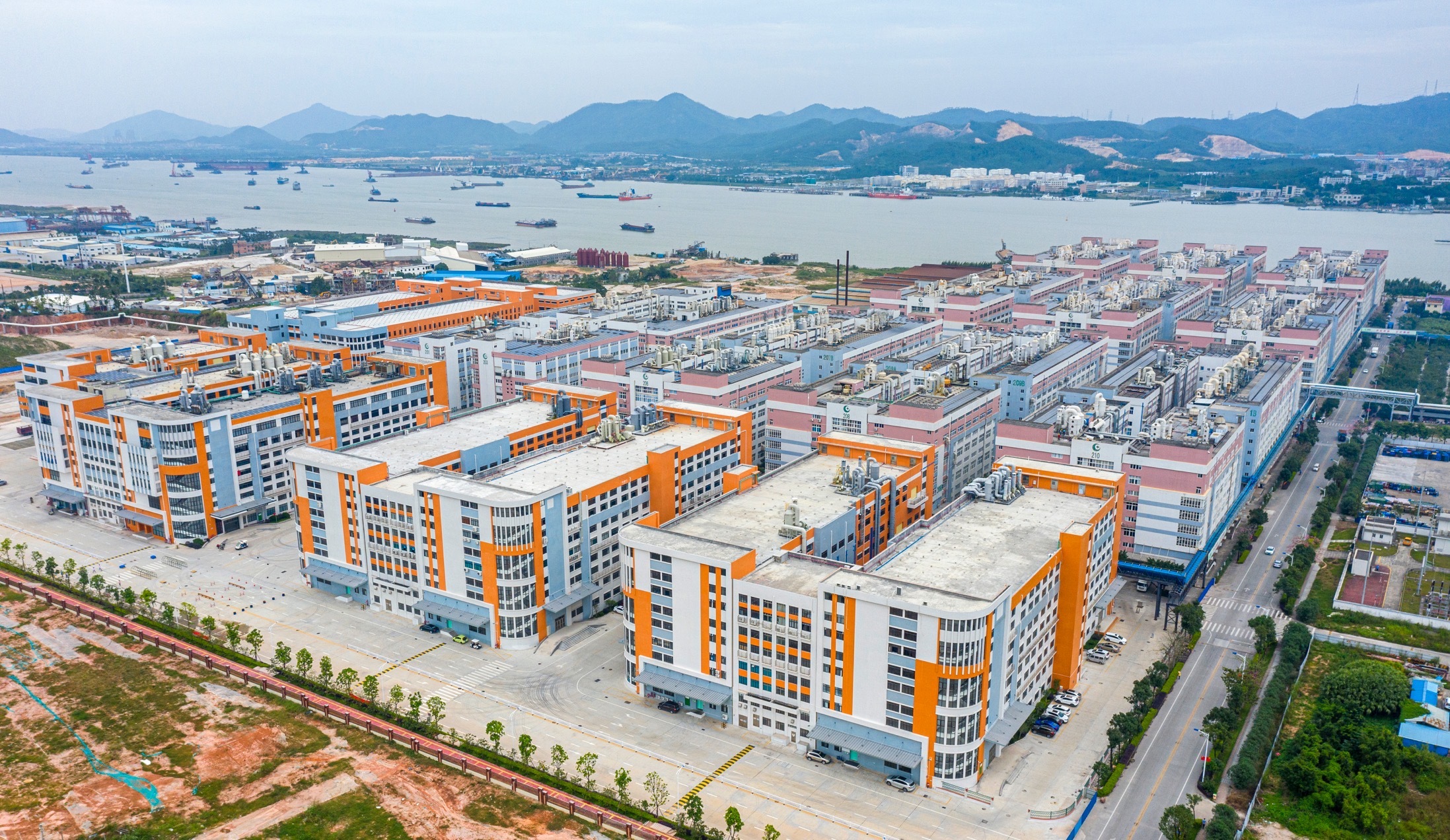 新会区崖门镇产业加速升级，人才快速集聚。图为新财富环保产业园。崖门镇供图