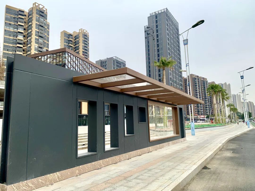 银河广场外的公交车站。佛山新闻网麦雪丹摄