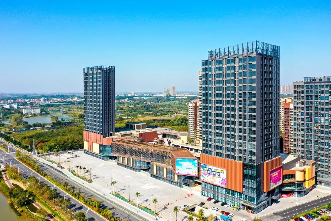 目前，银河广场室内正在装修。杨立善摄