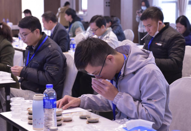 选手正在进行鉴评。