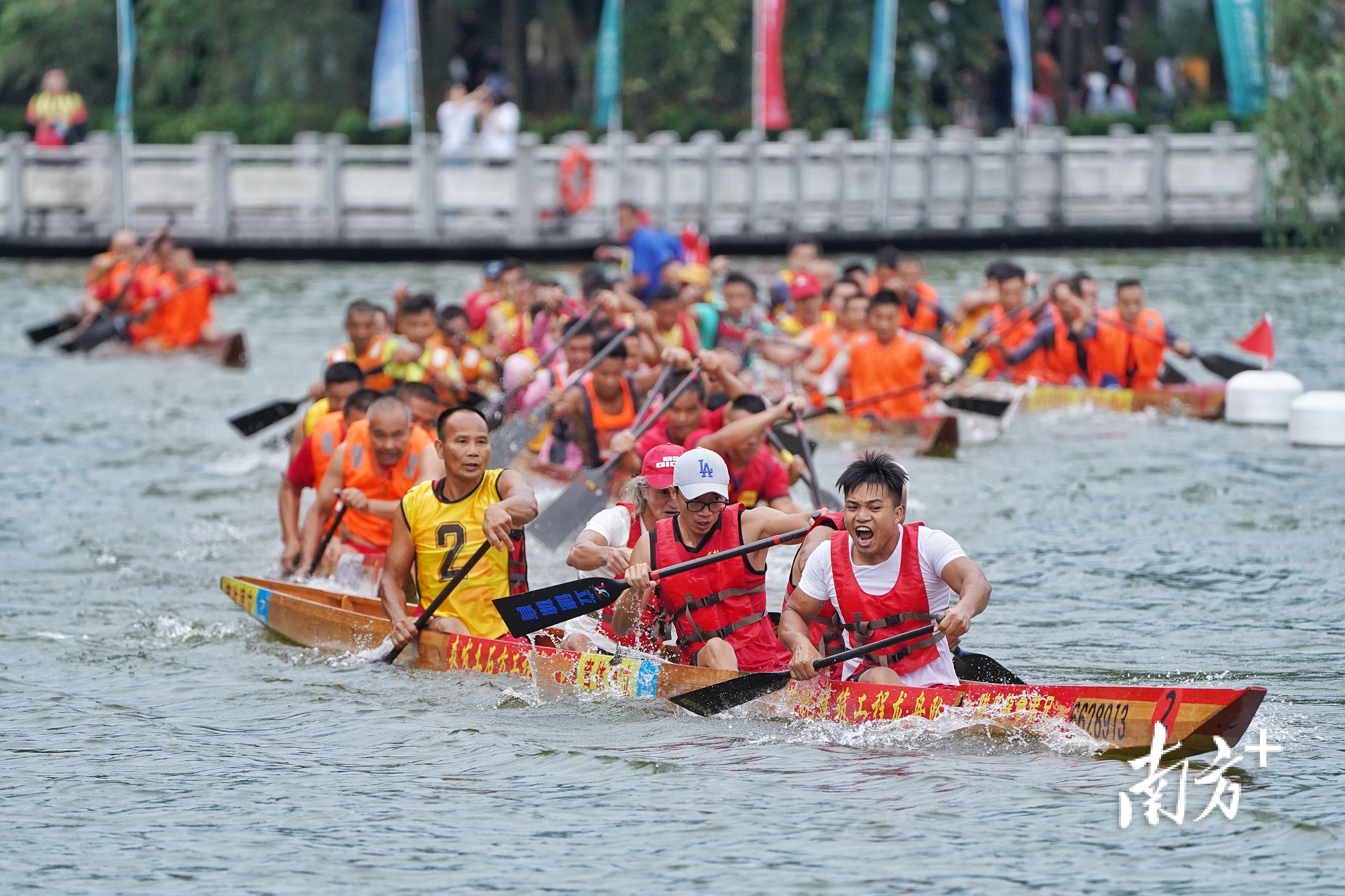 2022年南海西樵山锦龙盛会吸引当地龙舟爱好者参与。图为扒丁激烈角逐。戴嘉信 摄