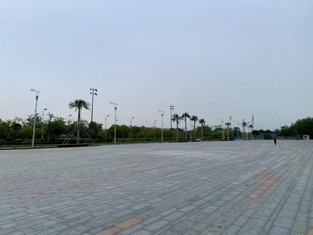 银河广场前广场可提供300多个停车位。佛山新闻网麦雪丹摄