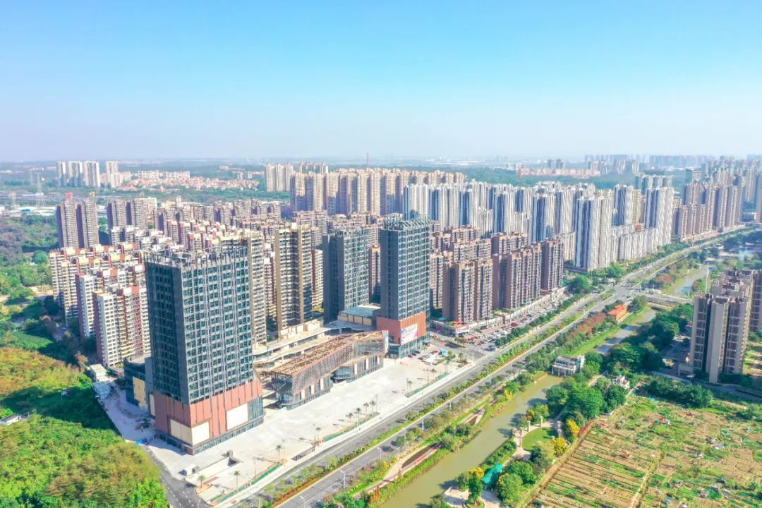 地处三水北江新区城芯的银河广场。杨立善摄