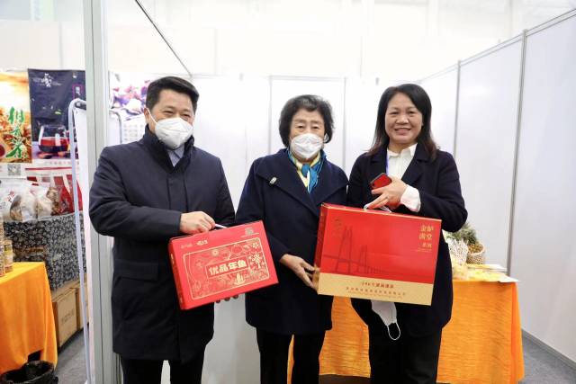 桂林市委副书记、市长李楚（左一），原农业部党组成员、中国农产品市场协会会长张玉香（左二），广东省农业农村厅二级巡视员罗惠兰（右一）为广东年鱼点赞。