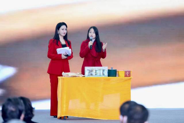 广东乡村主播曾青（右一）向与会观众推介。