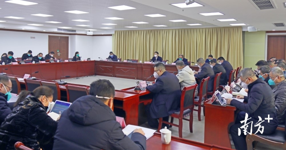 12月28日，阳山县委副书记、县长罗振宇主持召开县政府党组（扩大）会议和县政府常务会议。
