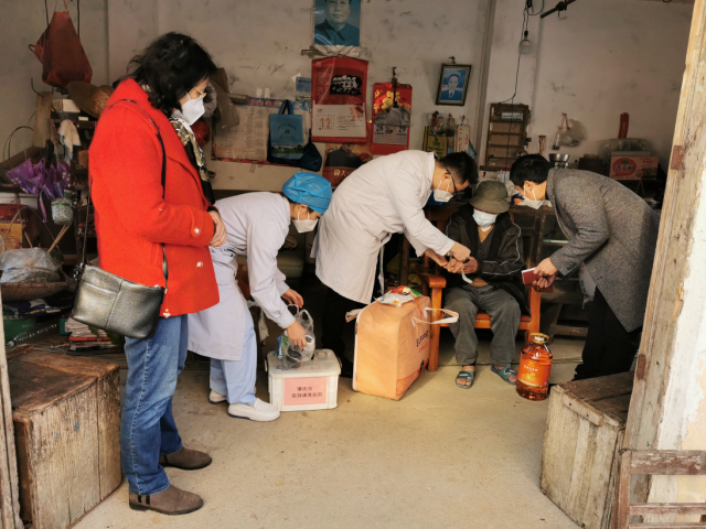 工作人员为困难群众送慰问品。