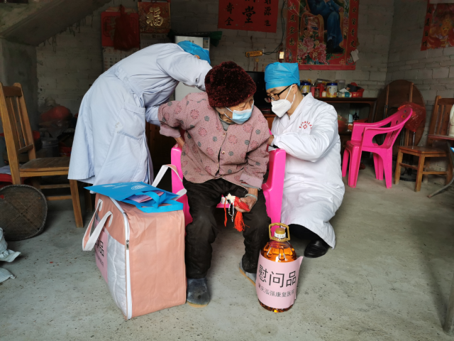 医护人员为村民做全身体检。