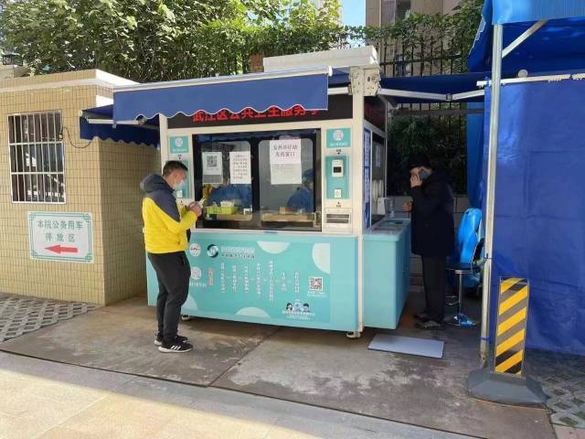 “核酸采样亭”变身“发热诊疗站”提供一站式诊疗取药服务。来源：武江发布