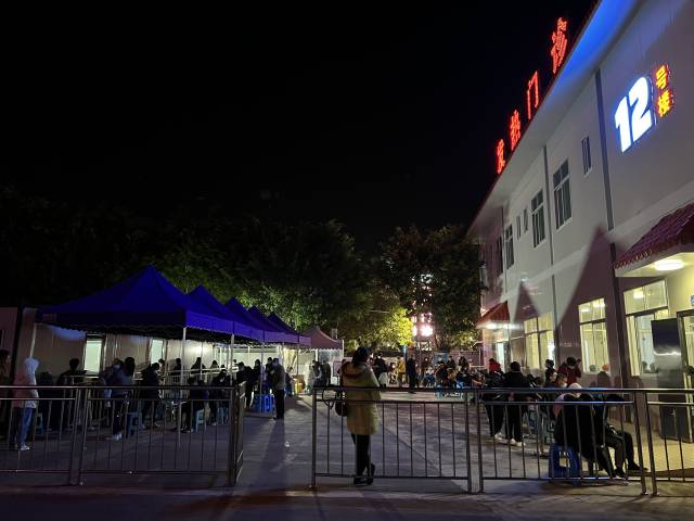 12月22日20时56分高州市人民医院发热门诊前等候区患者众多。张宁 摄