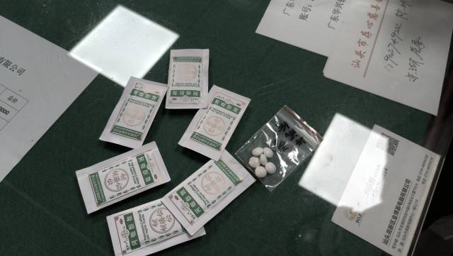 汕头市存心慈善会澄海办事处将药物拆零派送，每份6包阿咖酚散和6粒布洛芬。李国华 摄