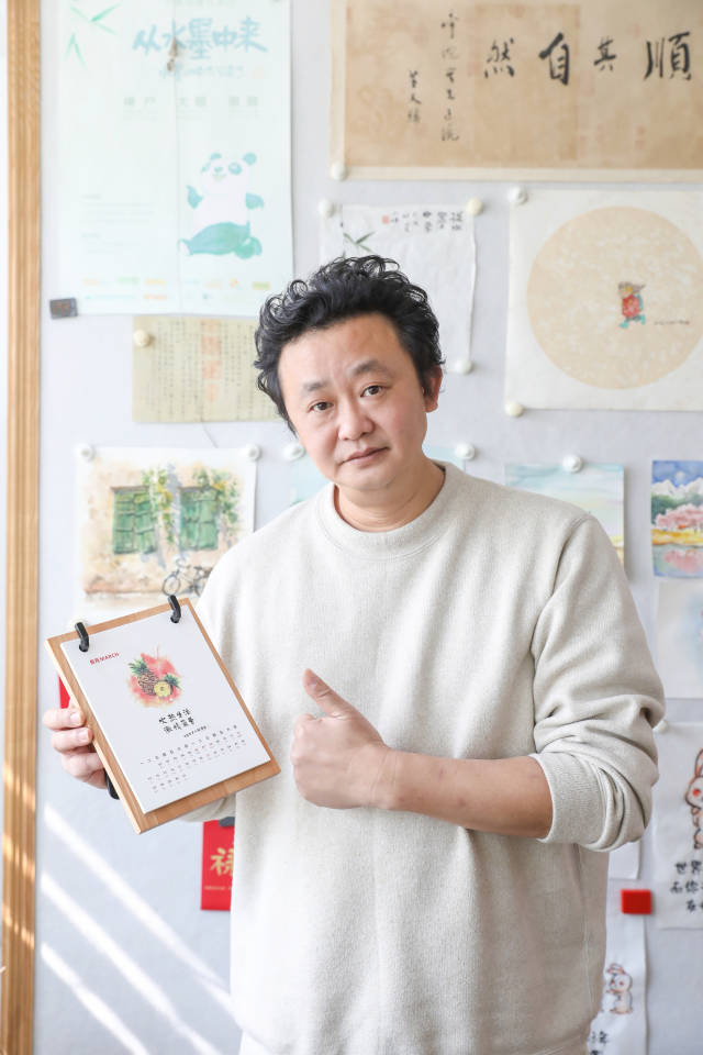 国民漫画家小林为广东特色优势农产品作画。吴秒衡 摄