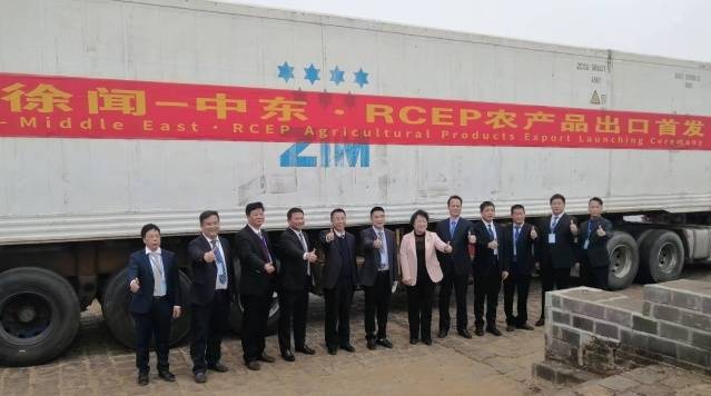 与会领导嘉宾共同为发车仪式揭幕。徐大荣 摄