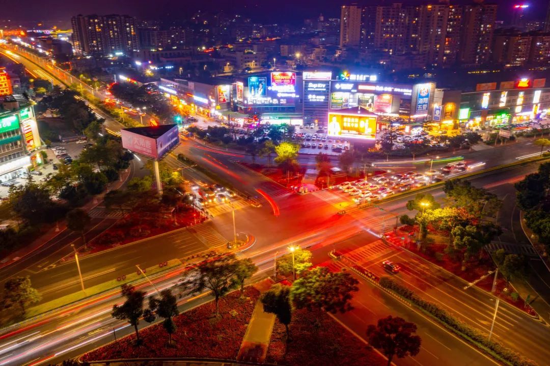 西樵热门商圈人流、车流如织。摄/李均良 西樵热门商圈人流、车流如织。摄/李均良