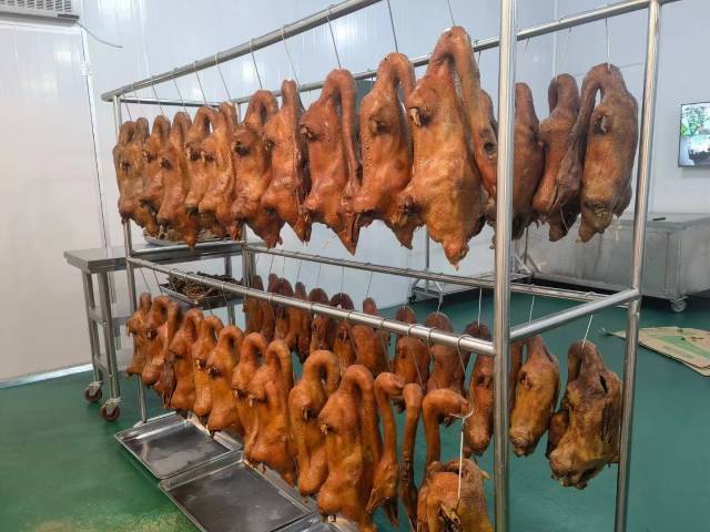 “轻骑兵”小分队帮助企业解决生产技术难题。  