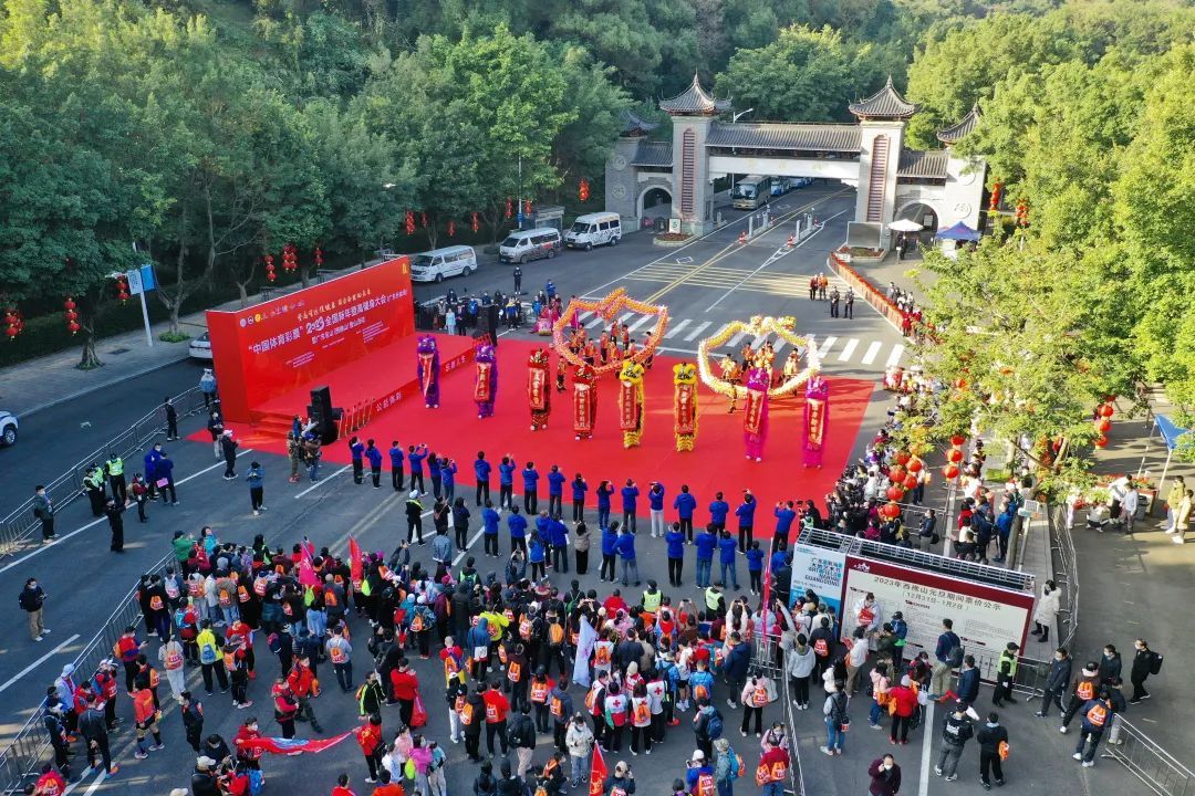 清晨的西樵山空气清新,西樵山北门牌坊前已经人头攒动。摄/区庆发 清晨的西樵山空气清新,西樵山北门牌坊前已经人头攒动。摄/区庆发