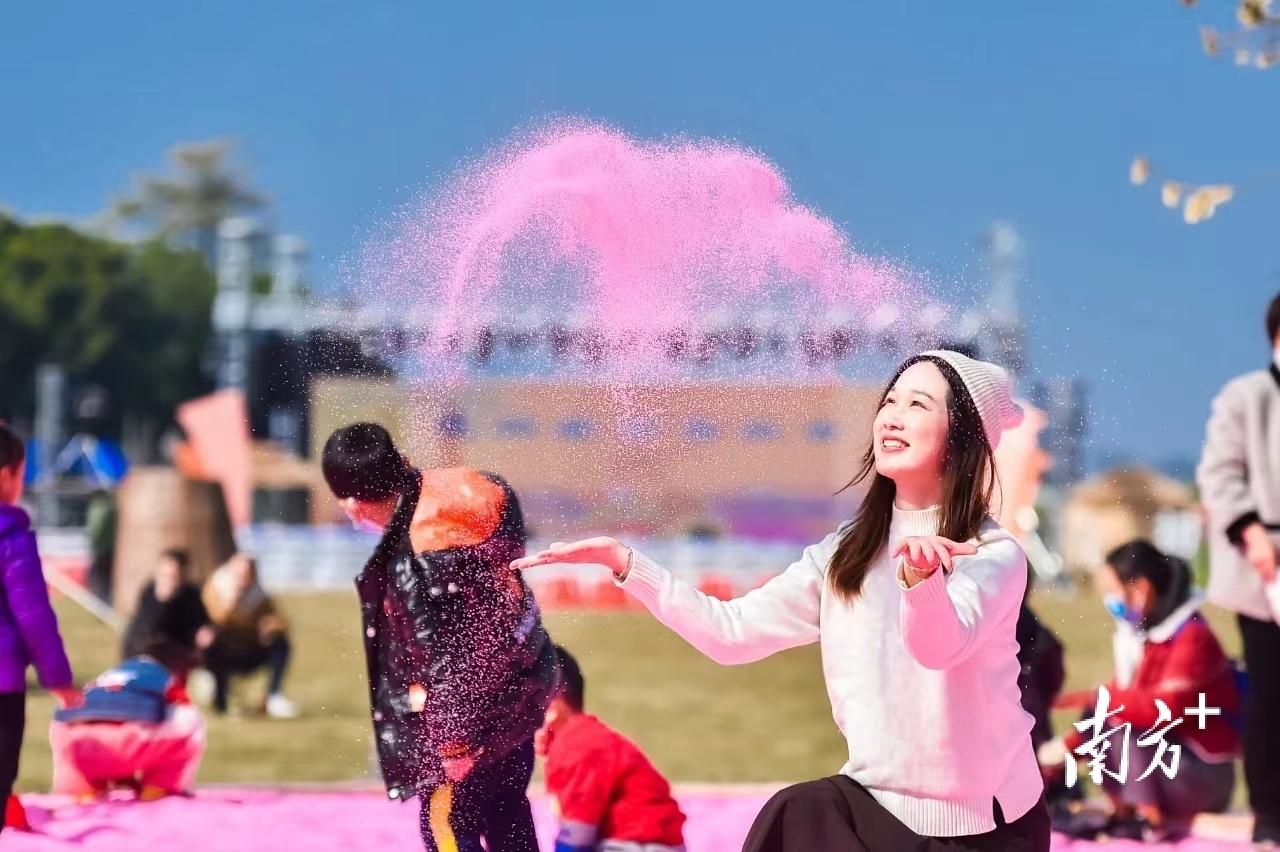 白坭镇七彩花田内花朝节举办,众多游客前往打卡。