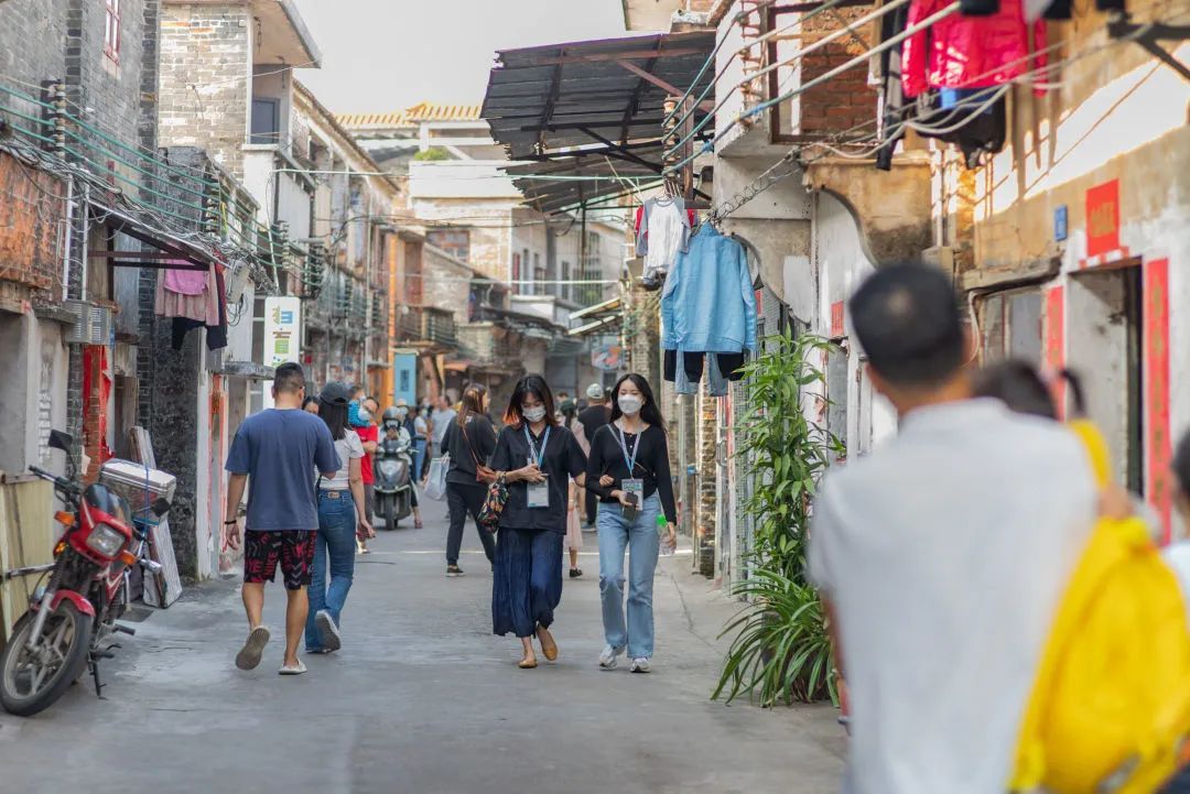 太平旧墟大量居民返乡装修旧物业开展商业经营,重现昔日繁华盛市景象,居民感慨,好久没见到太平旧墟这么热闹了,好像穿越回九十年代的光景。摄/宋兹檀 太平旧墟大量居民返乡装修旧物业开展商业经营,重现昔日繁华盛市景象,居民感慨,好久没见到太平旧墟这么热闹了,好像穿越回九十年代的光景。摄/宋兹檀