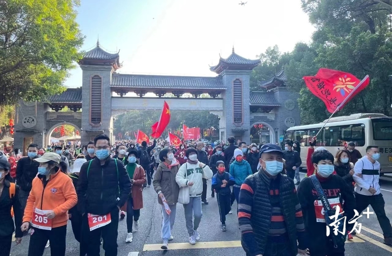 元旦当天,西樵山吸引了过万名游客登高祈福。