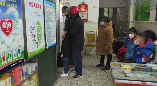 五华县横陂镇江南村卫生站前来就医的村民。