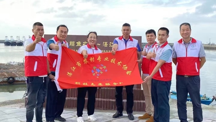 網(wǎng)箱養(yǎng)殖金鯧魚(yú)大豐收！徐向東：以“年魚(yú)經(jīng)濟(jì)”為抓手加快金鯧魚(yú)產(chǎn)品研發(fā)落地|“年魚(yú)經(jīng)濟(jì)”百家談?